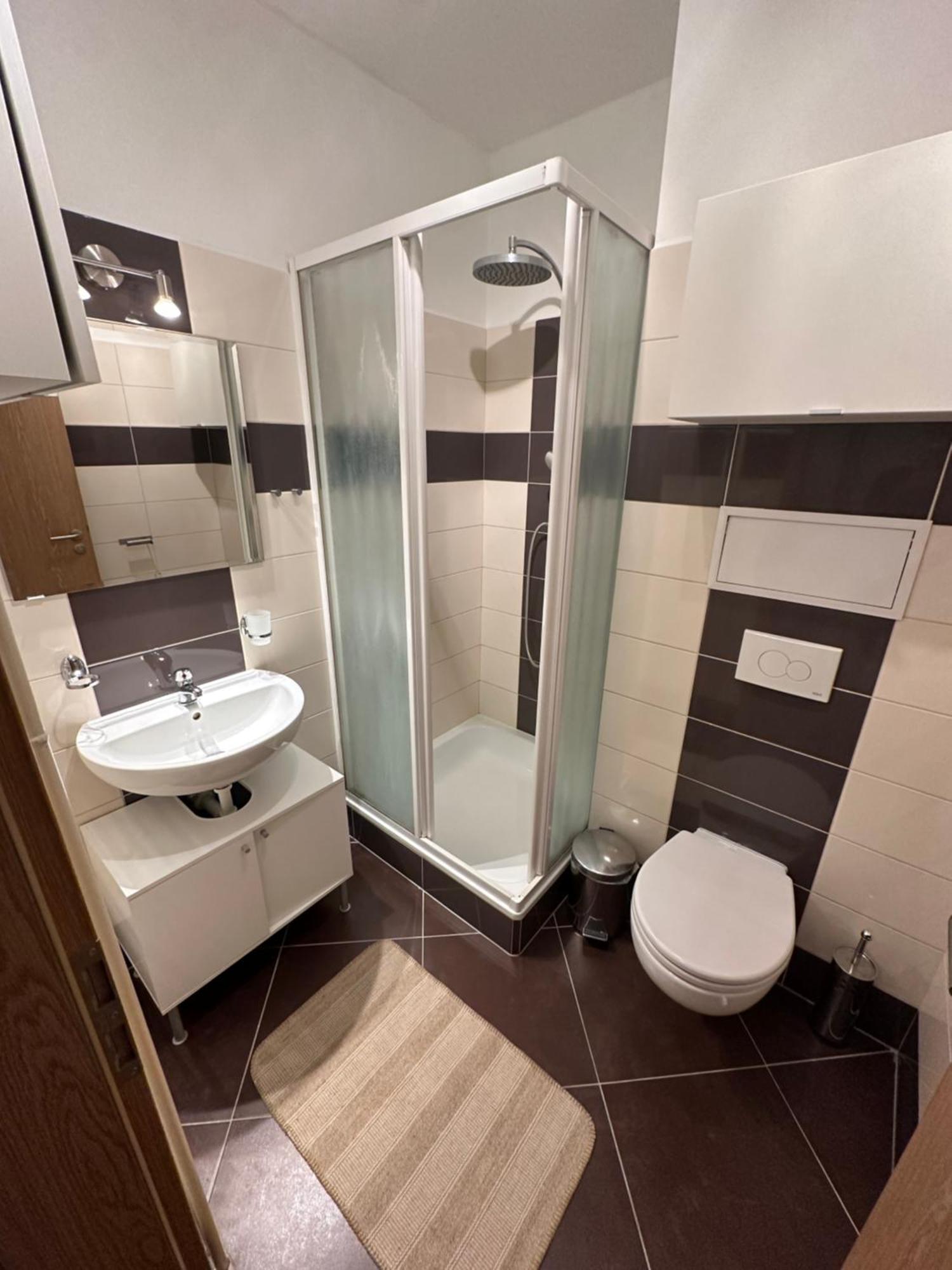 Private Apartment 1Km From Center Bratislava Exteriör bild